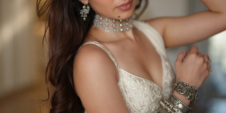 बेहद खूबसूरत हैं रणवीर सिंह से 20 साल छोटी ‘धुरंधर’ की एक्ट्रेस, आपे देखी उनकी ये तस्वीरें.?