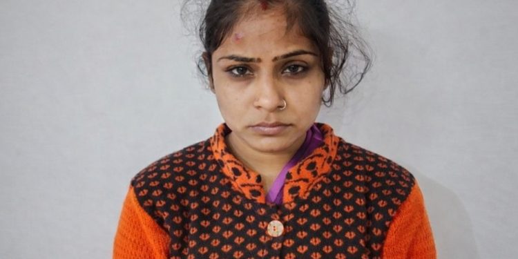 शराब पीकर घर पहुंची पत्नी, पति ने कहा- नशे में हो अब खाना कौन बनाएगा, बीवी ने कुल्हाड़ी से काट डाला