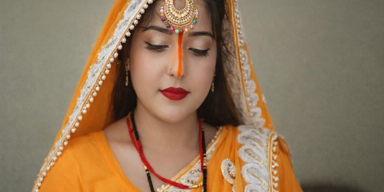 पति पहुंचा तो बेड के नीचे छिपा बॉयफ्रेंड:झांसी में पत्नी को युवक के साथ होटल में पकड़ा, फिर मीडिया के सामने क्या बोली पत्नी