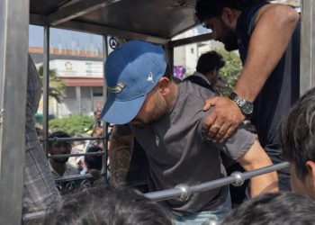 पिता का पार्थिव शारीर देख टूट गए रिंकू सिंह, शव वाहन में बैठे तो ऐसा था क्रिकेटर का हाल, देखें फोटोज