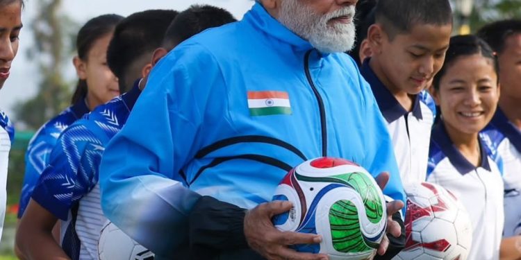 पीएम मोदी को फुटबॉल खेलता देख गदगद हुए फीफा अध्यक्ष जियानी, फोटो शेयर कर कही बड़ी बात