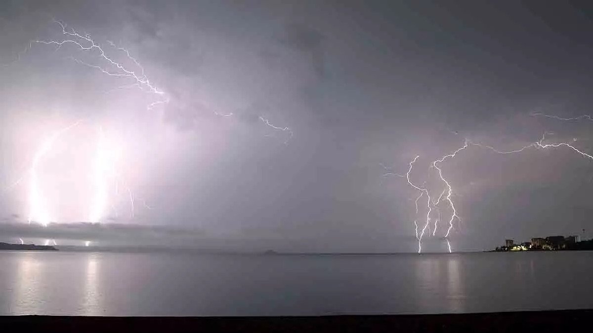 पूरी दुनिया में सबसे लंबी बिजली गिरने का टूटा रिकार्ड, आसमान में दिखा ऐसा नजारा