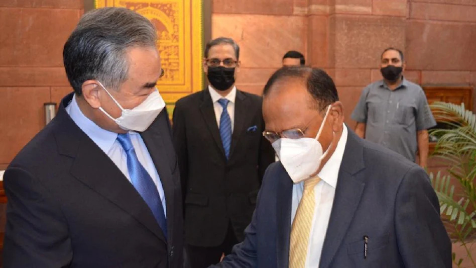 राष्ट्रीय सुरक्षा सलाहकार अजीत डोभाल से मिलने पहुंचे चीनी विदेश मंत्री वांग