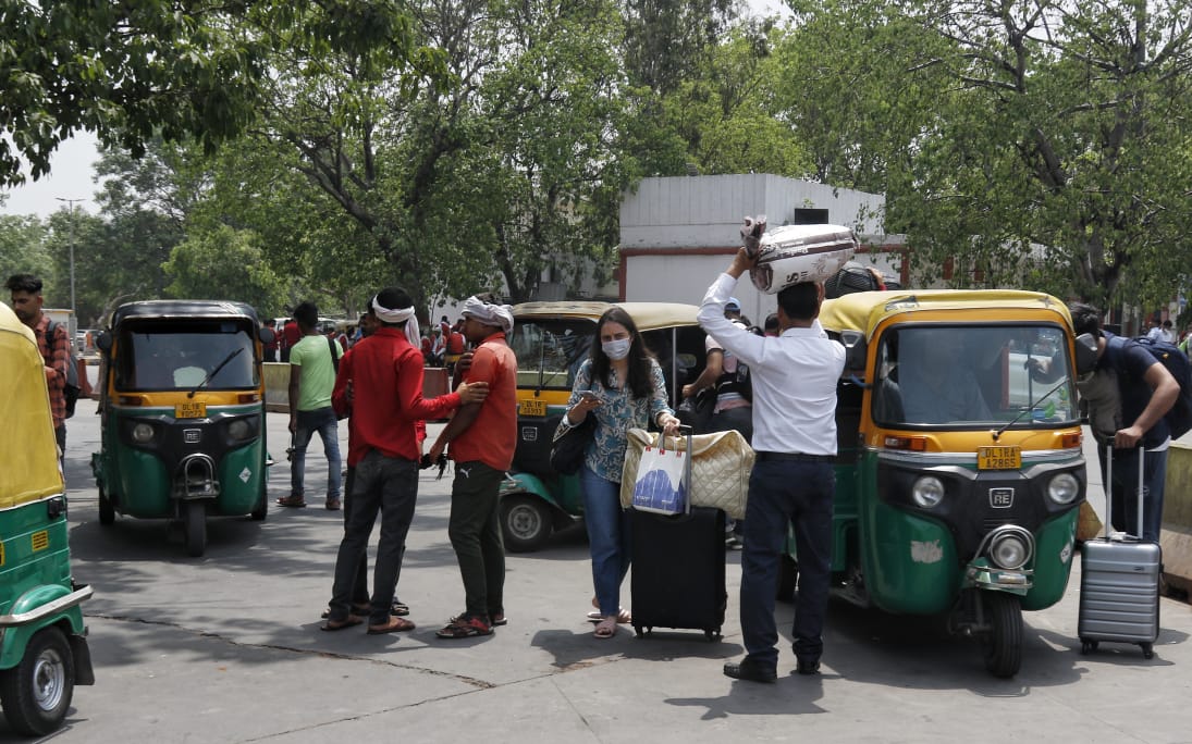 ऑटो-टैक्सी की हड़ताल: रेलवे स्टेशन और बस अड्डों पर लोग परेशान