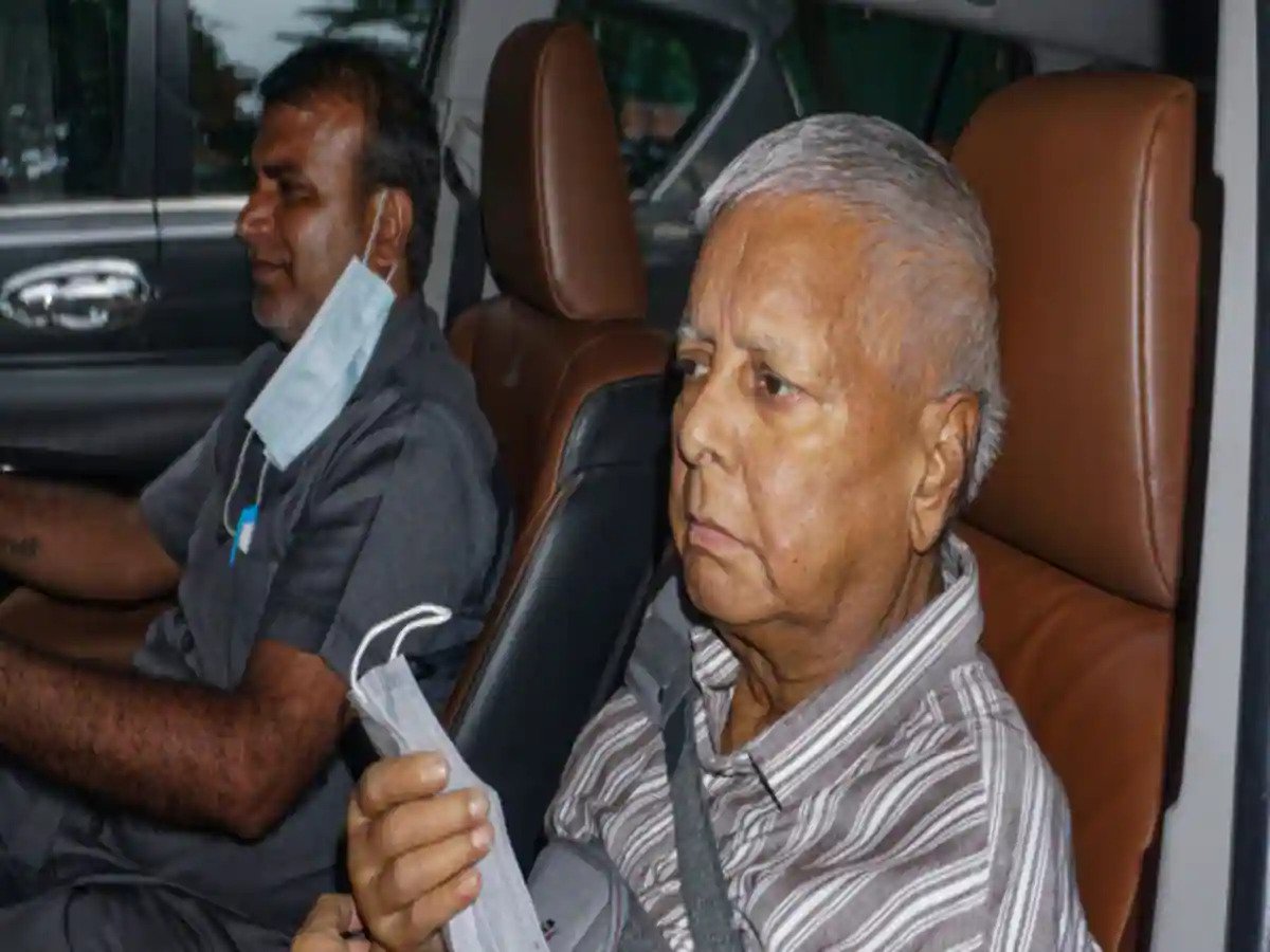 इलाज कराकर सिंगापुर से दिल्ली लौटें लालू प्रसाद यादव