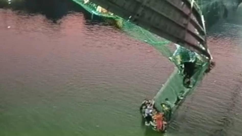 पीएम मोदी ने मोरबी में हुई दुर्घटना के संबंध में गुजरात के सीएम से बात की