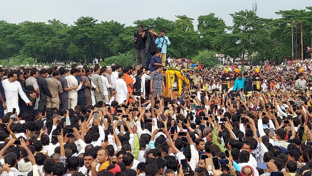 नेताजी के अंतिम दर्शन के लिए लगा दिग्गजों का जमावड़ा, आंसू रुक नहीं रहें