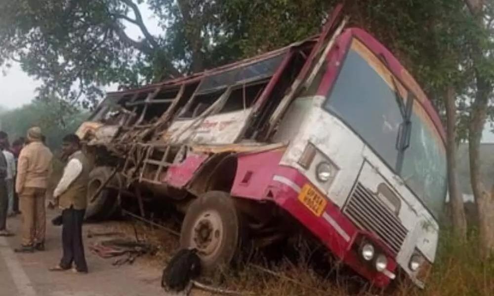 यूपी के बहराईच में भीषण सड़क हादसा, 6 लोगों की मौत, 15 घायल