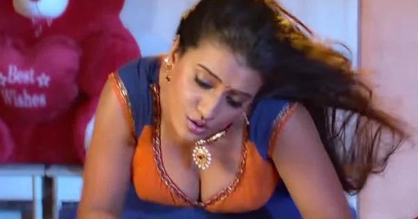 नोटों की बारिश होते ही अक्षरा प्रोग्राम छोड़कर जाने लगी