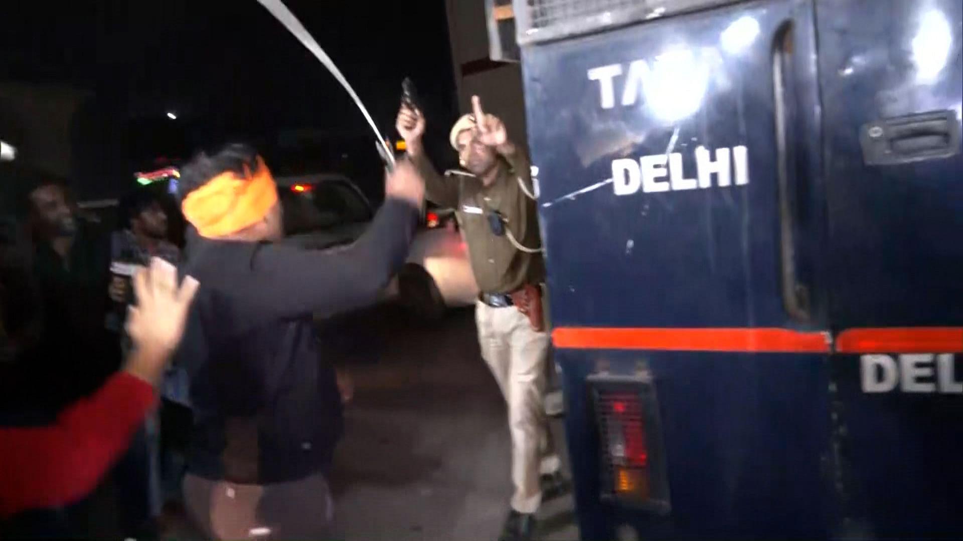 हत्यारोपी आफताब पर तलवार से हमला, पुलिस ने किया गिरफ्तार