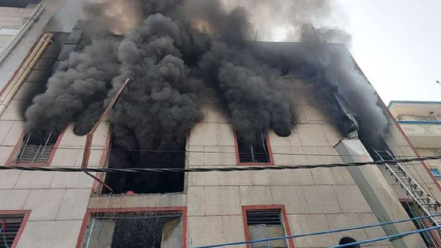 नरेला की फैक्ट्री में लगी आग, 2 लोग जिंदा जले, कई घायल