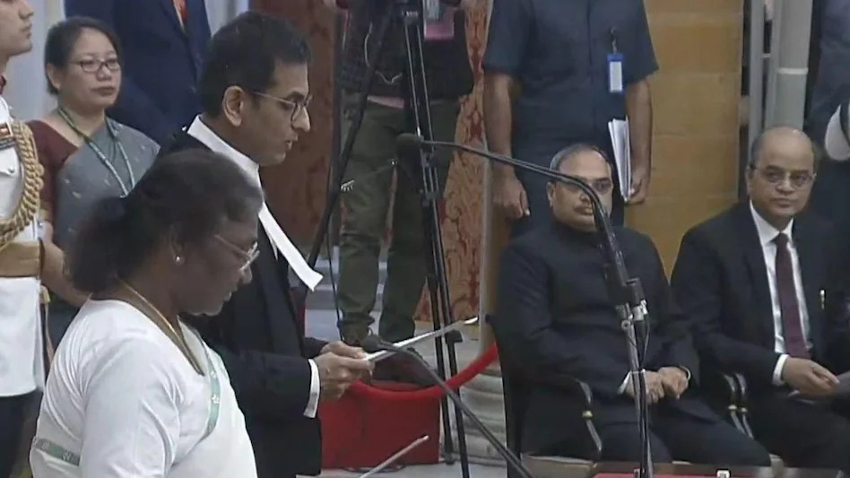 देश के 50वें मुख्य न्यायधीश बनें डीवाई चंद्रचूड़, राष्ट्रपति ने दिलाई शपथ