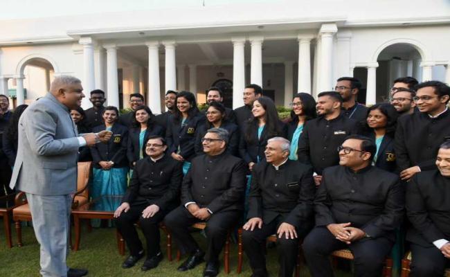 IRS अधिकारियों के 75वें बैच के प्रशिक्षुओं ने उपराष्ट्रपति से मुलाकात की