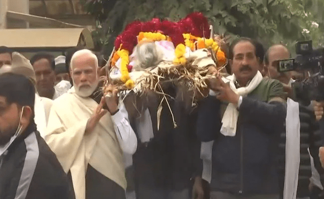 पीएम मोदी की दुनिया उजड़ गई, नहीं रही मां हीराबा