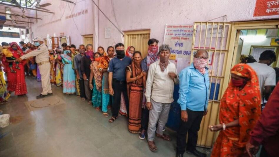 गुजरात में पहले चरण का मतदान, पीएम मोदी ने की अपील