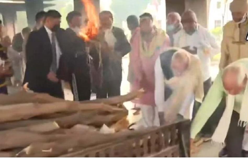 नम आंखों से पीएम मोदी ने अपनी मां को दी श्रद्धांजलि