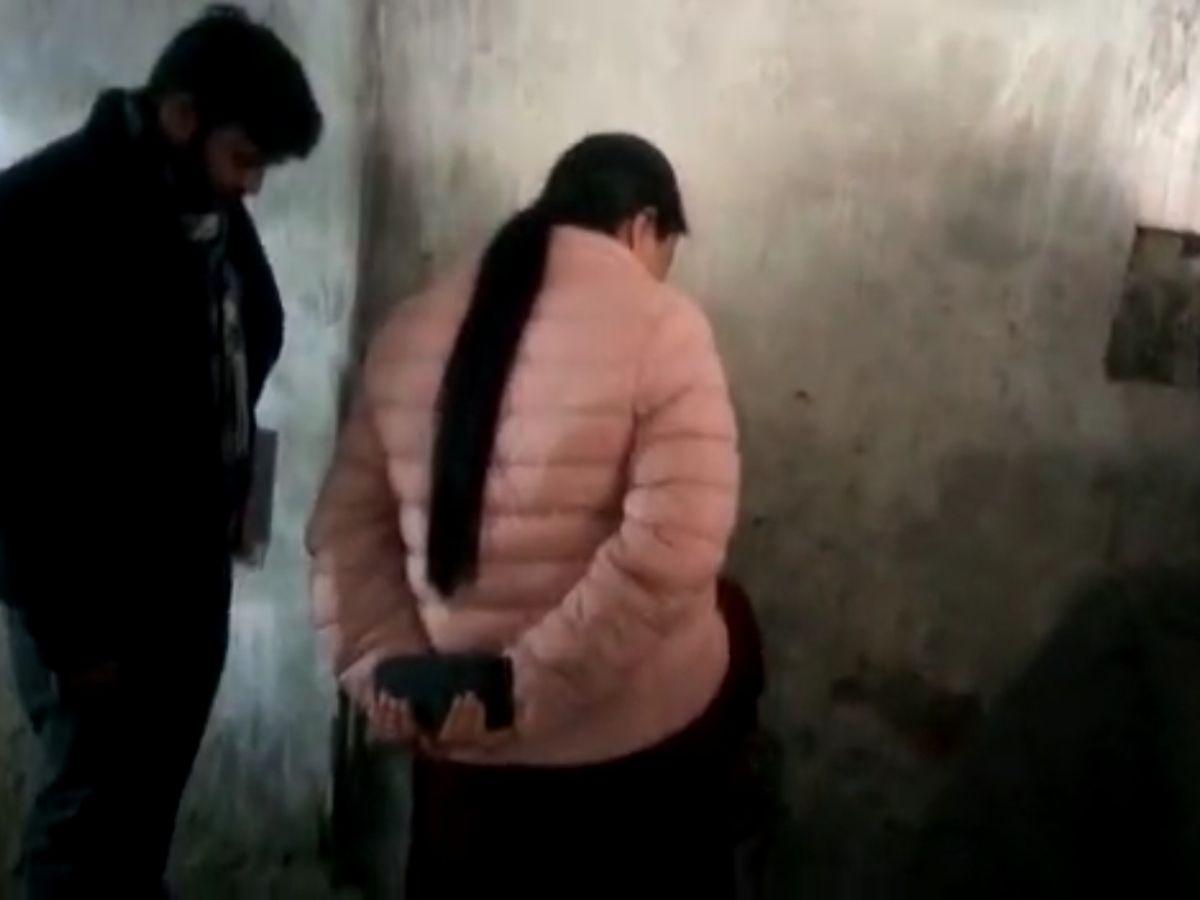 पांव मारते ही भरभरा गर गिर गई दीवार की प्लास्टर, भड़क गई एडीएम