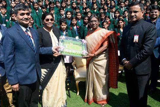 एकलव्य मॉडल आवासीय विद्यालयों के छात्रों का राष्ट्रपति भवन, अमृत उद्यान और राष्ट्रपति संग्रहालय का विशेष दौरा आयोजित हुआ