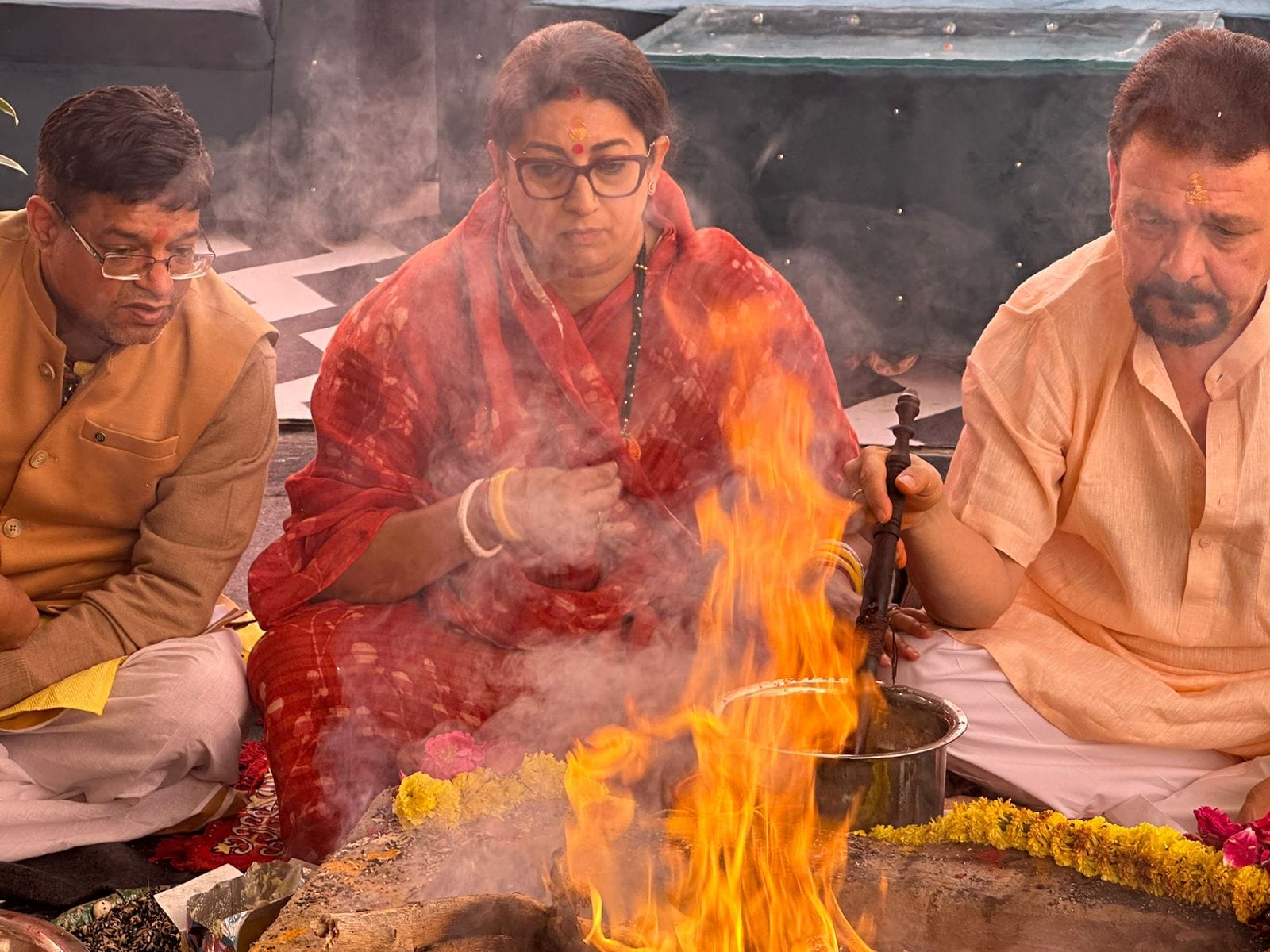 मोदी की मंत्री ने अमेठी में बनवाया घर, स्मृति ईरानी ने सिर पर कलश रखकर किया गृह प्रवेश; जानें इस घर की खासियत