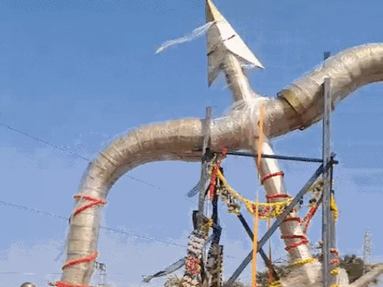 अयोध्या में स्थापित होगा देश का सबसे लंबा धनुष और बाण, 4 हजार किलो की गदा भी पहुंचीं राम की नगरी