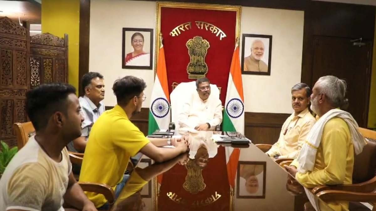 NEET पेपर लीक: स्टूडेंट और पेरेंट्स से मिले केंद्रीय शिक्षा मंत्री धर्मेंद्र प्रधान, बोले- जांच में नहीं बरती जाएगी कोताही