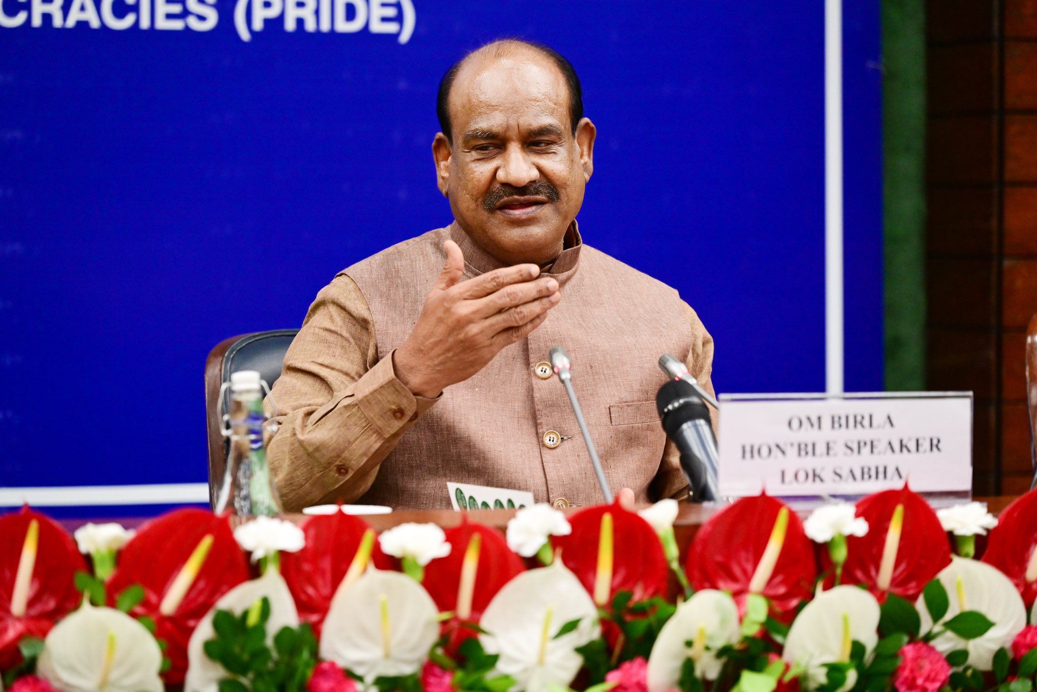 अध्यक्ष किसी पार्टी का नहीं होता… लोकसभा स्पीकर ने नए सांसदों को सिखाई संसद की परंपरा