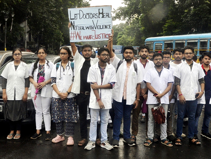 कोलकत्ता के आरजी कर  मेडिकल के 3 लाख डॉक्टर ने की हड़ताल,कॉलेज प्रिंसिपल ने दिया इस्तीफा; वारदात के बाद आरोपी ने  मिटाए सबूत