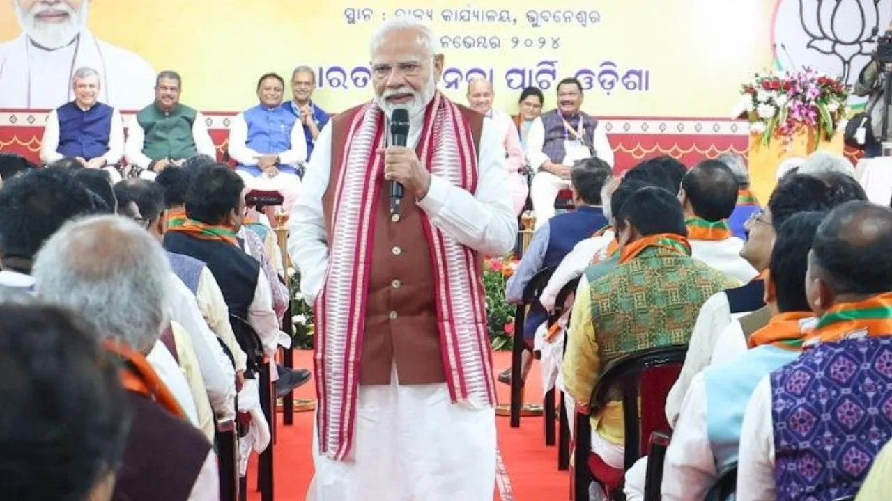 बीजेपी ऑफिस में खाना खाया, कार्यकर्ताओं को दिया गुरुमंत्र, जब अचानक पीएम मोदी पहुंचे बीजेपी दफ्तर!