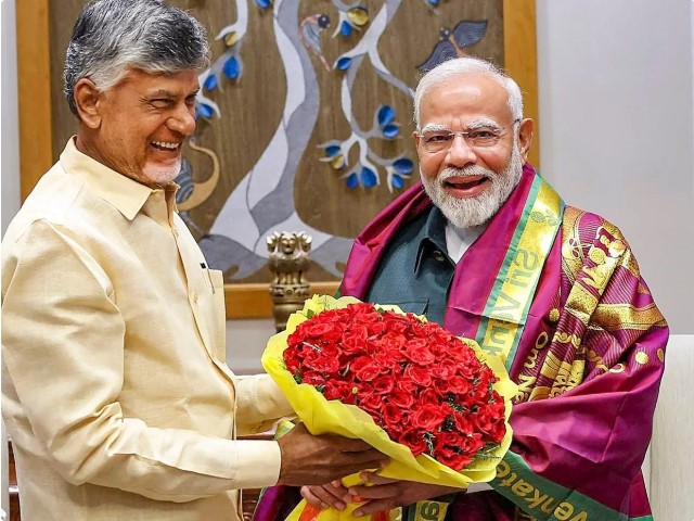 पीएम मोदी के सियासी दोस्त, देश के सबसे अमीर सीएम, इस मुख्यमंत्री के पास सिर्फ 15 लाख की संपत्ति !