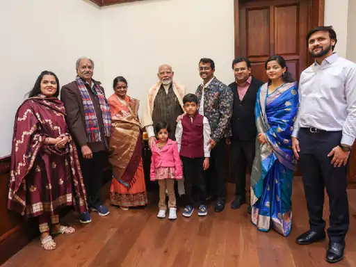 जब पीएम मोदी से मिलने पहुंची सांसद बृजमोहन की फैमिली: संसद भवन में हुई मुलाकात, पीएम ने दी बच्चों को चॉकलेट