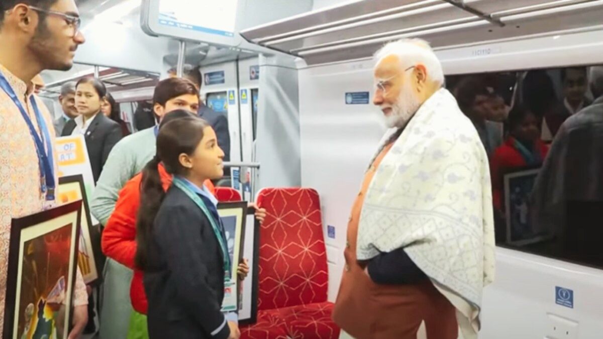 जब बच्चों के बीच पहुंचे पीएम मोदी, स्कूली छात्रों ने पीएम को दिए गिफ्ट, ट्रेन में किया सफर!