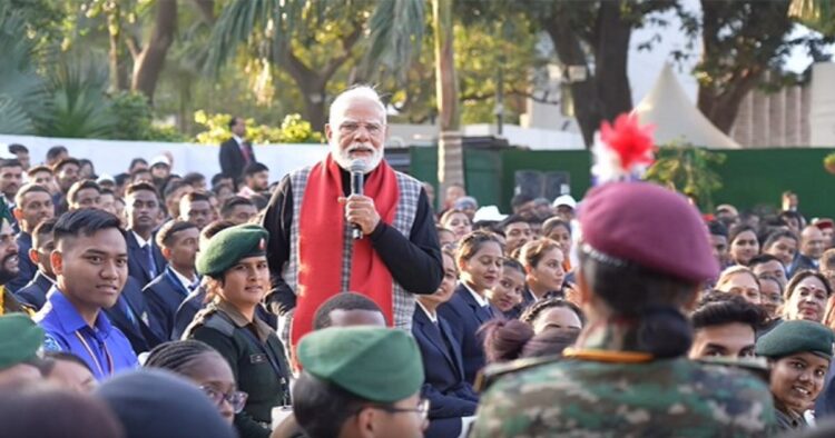 एनसीसी कैडेट्स, कलाकारों और आदिवासी मेहमानों से मिले पीएम मोदी, गणतंत्र दिवस परेड से पहले की बातचीत