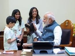 पूरे परिवार को लेकर पीएम हाउस पहुंच गए ये सांसद, पोता-पोती, नाती-नातिन, बेटा-बहू की भी कराई मोदी से मुलाकात