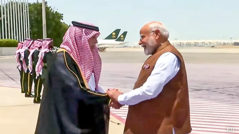 पीएम मोदी का सऊदी अरब दौरा: जेद्दा पहुंचे प्रधानमंत्री का एयरपोर्ट पर हुआ भव्य स्वागत, क्राउन प्रिंस सलमान से करेंगे मुलाकात