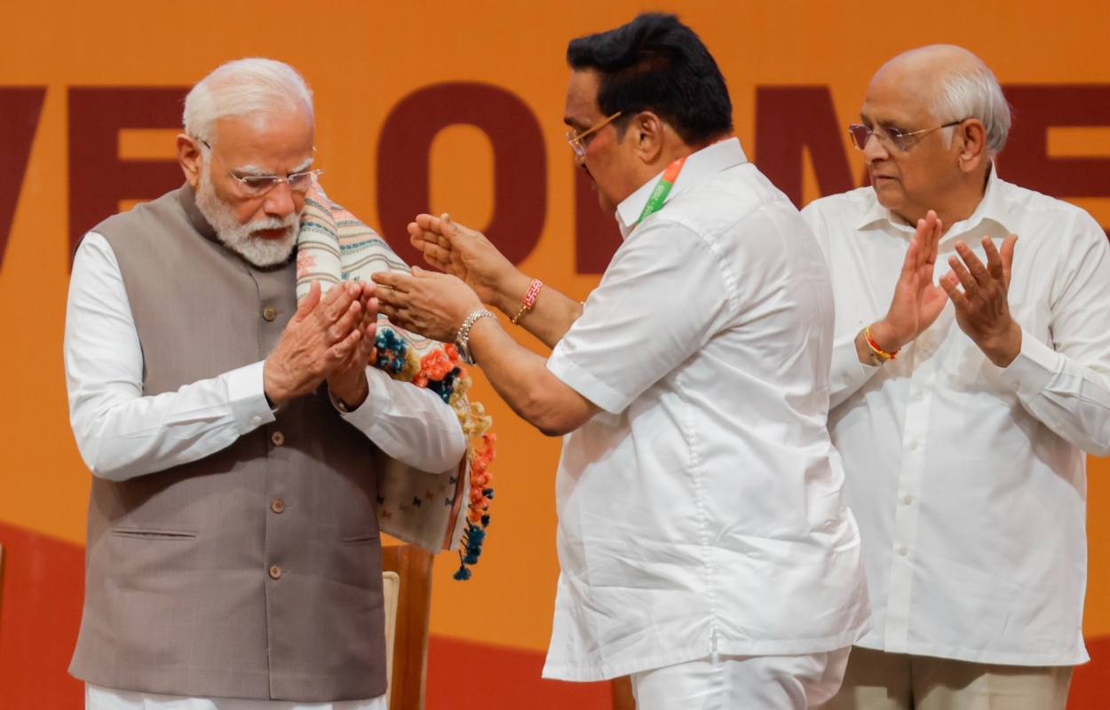 पीएम मोदी के गुजरात दौरे का दूसरा दिन: गांधीनगर पहुंचे प्रधानमंत्री, कहा- कांटे निकालकर रहेंगे