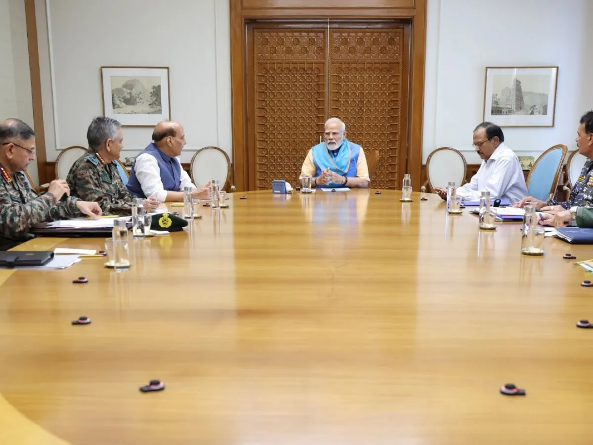 सीजफायर के बाद पीएम मोदी की हाइलेवल मीटिंग, तीनों सेनाओं के चीफ मौजूद, रक्षा मंत्री भी हुए शामिल