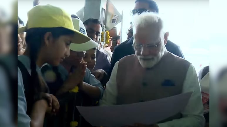 पीएम मोदी के स्वागत में तिरंगा लिए खड़े थे बच्चे, प्रधानमंत्री ने नहीं किया निराश, बच्चों को दिए ऑटोग्राफ