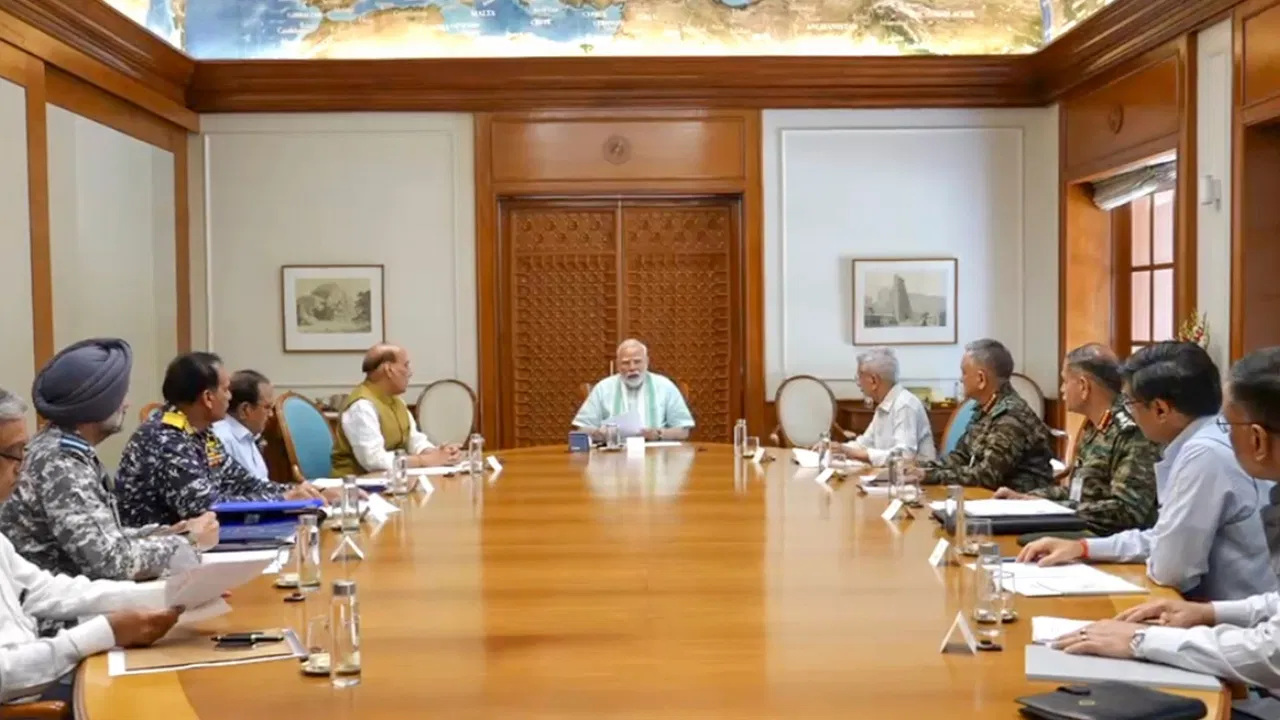 2 घंटे चली पीएम मोदी की हाईलेवल मीटिंग: सीजफायर के बाद पहली बड़ी बैठक, तीनों सेना प्रमुख रहे मौजूद