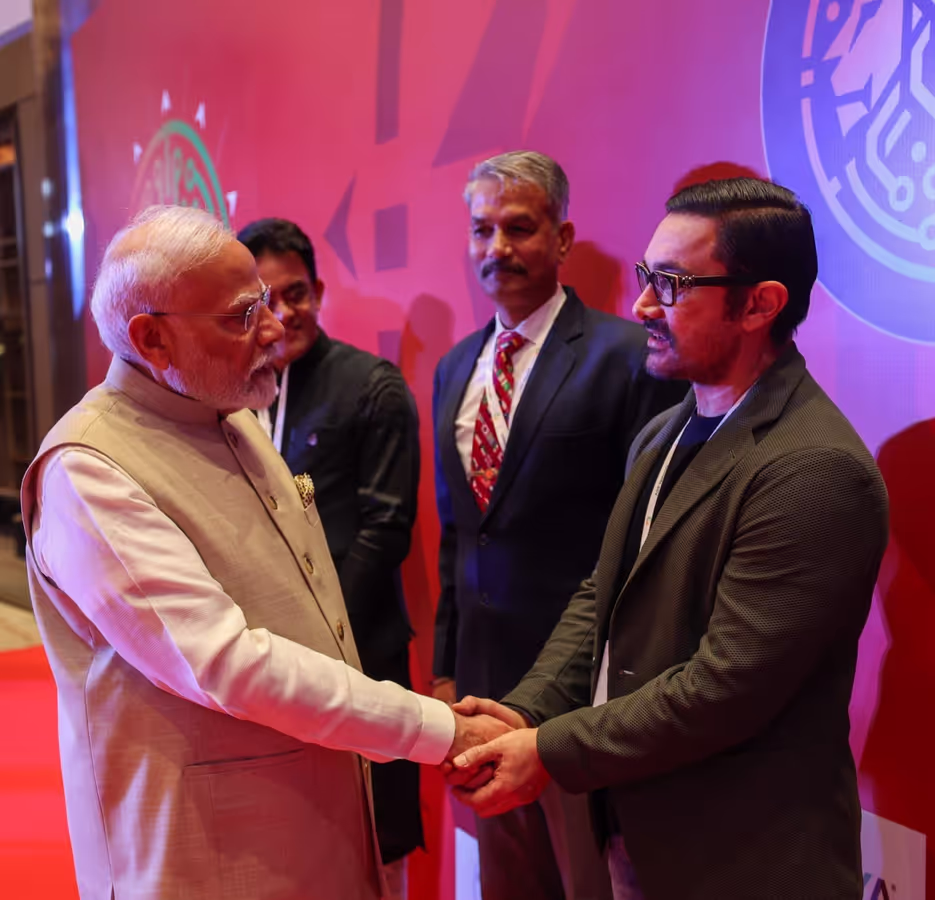 पीएम मोदी ने बॉलीवुड एक्टर आमिर खान से की मुलाकात, पूछा ‘आपकी अम्मी कैसी हैं?’