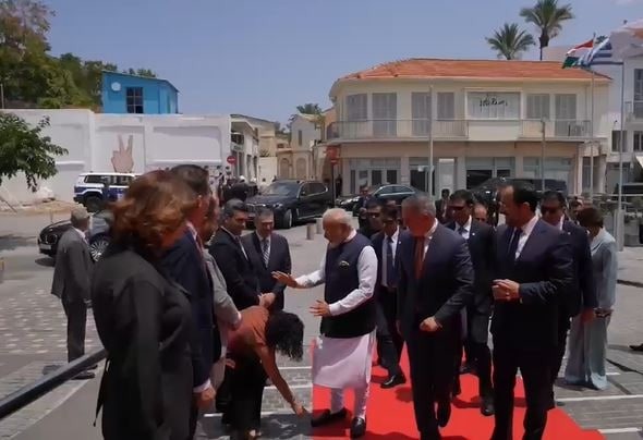 कौन है सरप्राइस में पीएम मोदी के पैर छूने वाली महिला, भारतीय परंपरा के मुताबिक किया स्वागत