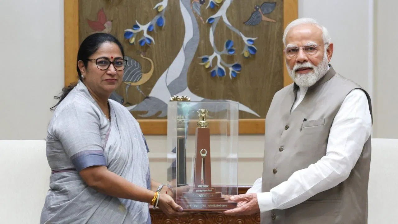 पीएम मोदी से मिलने पहुंची दिल्ली CM रेखा गुप्ता, केंद्र सरकार का जताया आभार, इन मुद्दों पर हुई बातचीत