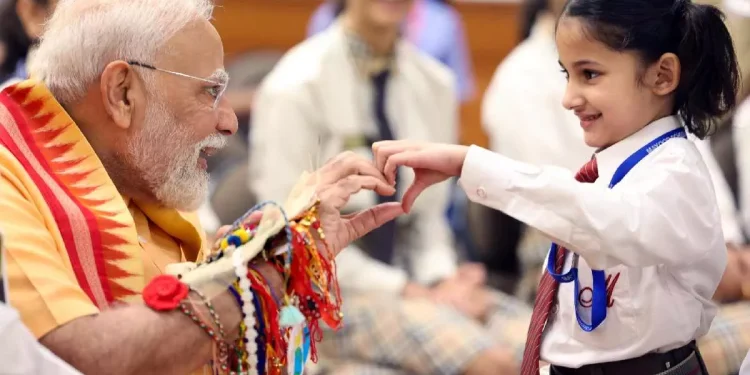 पीएम मोदी ने स्कूली बच्चियों संग बनाया रक्षाबंधन, राखियों से भरी प्रधानमंत्री की कलाई, ऐसे बच्चों संग की मस्ती, देखें फोटोज