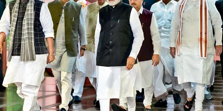 सिर्फ तारीफ नहीं, इशारों में अमित शाह के आगे की भूमिका बता गए पीएम मोदी, जानिए क्या है माजरा