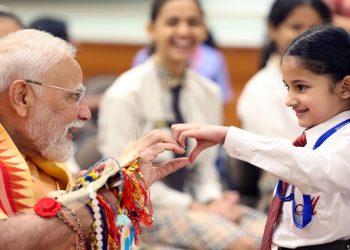 जब स्कूली बच्ची ने की पीएम मोदी से खास फरमाइश, कहा- मेरे साथ दिल बनाएंगे क्या…?