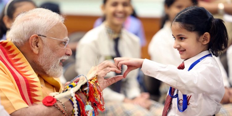 जब स्कूली बच्ची ने की पीएम मोदी से खास फरमाइश, कहा- मेरे साथ दिल बनाएंगे क्या…?