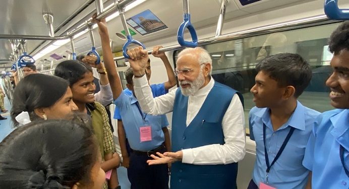 पीएम मोदी को मेट्रो में देख खुश हो गए स्टूडेंट्स, प्रधानमंत्री ने किया बेंगलुरू मेट्रो का सफर