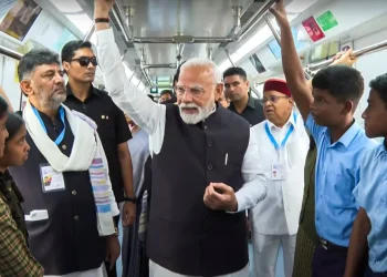 देश को मिली तीन वंदेभारत ट्रेनों की सौगात, पीएम मोदी ने बेंगलुरू में दिखाई हरी झंडी, यलो लाइन मेट्रो का भी किया उद्घाटन