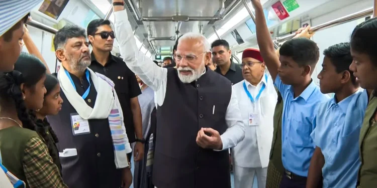 देश को मिली तीन वंदेभारत ट्रेनों की सौगात, पीएम मोदी ने बेंगलुरू में दिखाई हरी झंडी, यलो लाइन मेट्रो का भी किया उद्घाटन