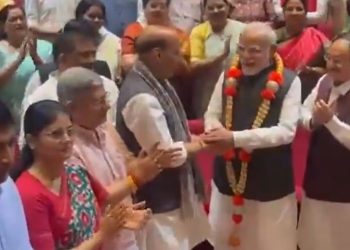 NDA संसदीय दल की बैठक: पीएम मोदी बोले- विपक्ष अपने पैर पर कुल्हाड़ी मारने में माहिर, बिहार के वोटर लिस्ट विवाद पर भी बोले