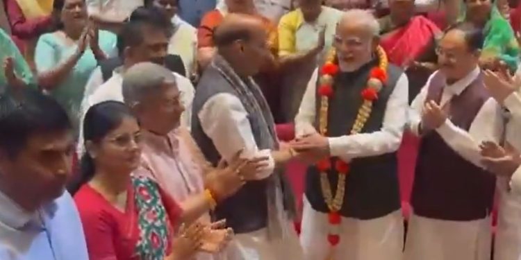 NDA संसदीय दल की बैठक: पीएम मोदी बोले- विपक्ष अपने पैर पर कुल्हाड़ी मारने में माहिर, बिहार के वोटर लिस्ट विवाद पर भी बोले